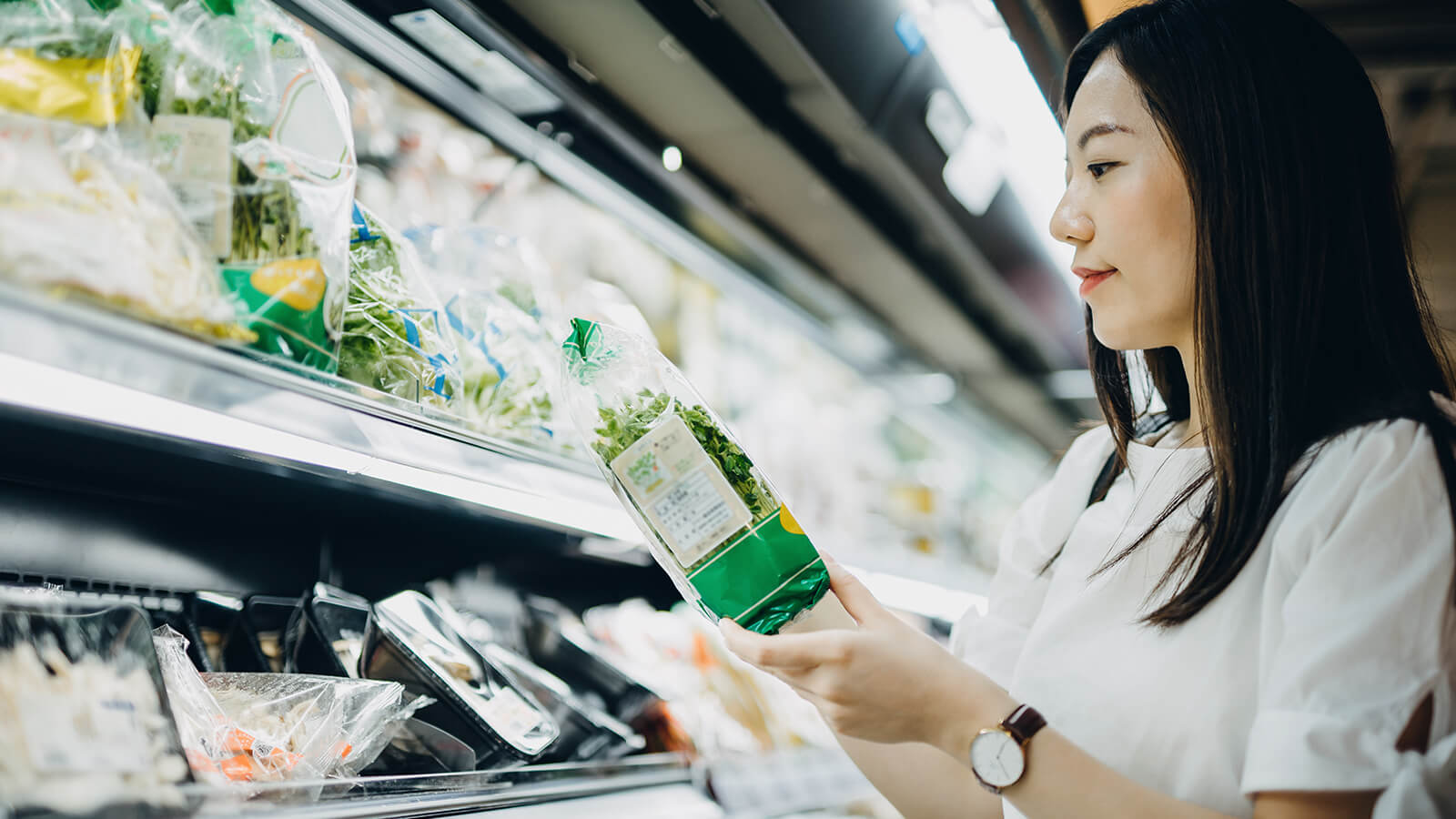 A woman buys vegetables at the supermarket 